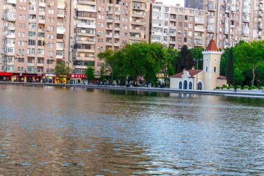 Dada Gorgud parkı, gün batımında. Bakü, Azerbaycan.