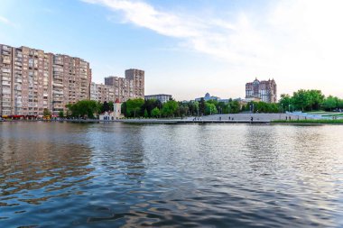 Dada Gorgud parkı, gün batımında. Bakü, Azerbaycan.