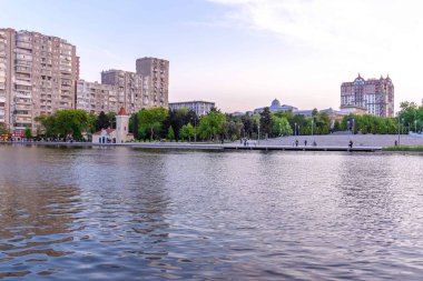 Dada Gorgud parkı, gün batımında. Bakü, Azerbaycan.