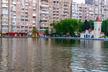 Dada Gorgud parkı, gün batımında. Bakü, Azerbaycan.