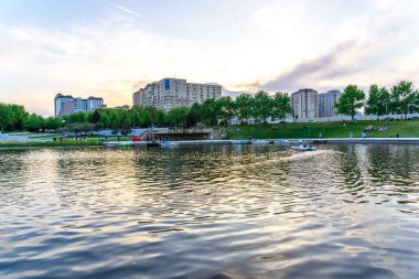 Dada Gorgud parkı, gün batımında. Bakü, Azerbaycan.