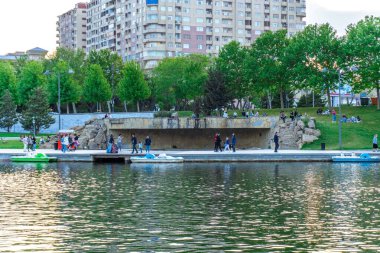 Dada Gorgud parkı, gün batımında. Bakü, Azerbaycan.