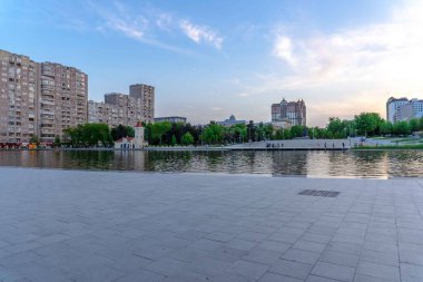 Dada Gorgud parkı, gün batımında. Bakü, Azerbaycan.