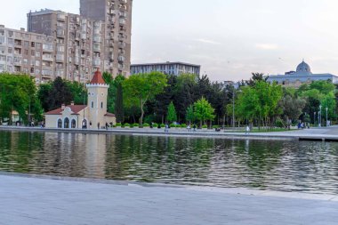 Dada Gorgud parkı, gün batımında. Bakü, Azerbaycan.