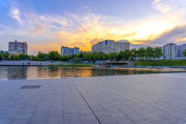 Dada Gorgud parkı, gün batımında. Bakü, Azerbaycan.