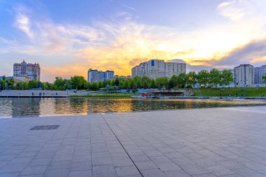 Dada Gorgud parkı, gün batımında. Bakü, Azerbaycan.