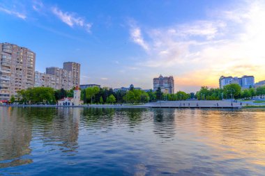 Dada Gorgud parkı, gün batımında. Bakü, Azerbaycan.