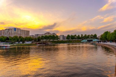 Dada Gorgud parkı, gün batımında. Bakü, Azerbaycan.