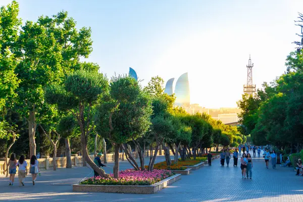 İnsanlar Bakü Bulvarı 'nda eğleniyor. Bakü, Azerbaycan.