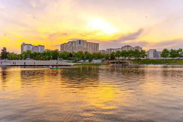 Dada Gorgud parkı, gün batımında. Bakü, Azerbaycan.