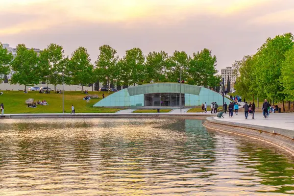 Dada Gorgud parkı, gün batımında. Bakü, Azerbaycan.