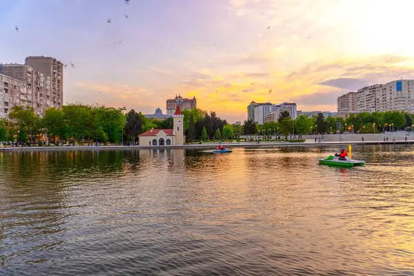 Dada Gorgud parkı, gün batımında. Bakü, Azerbaycan.