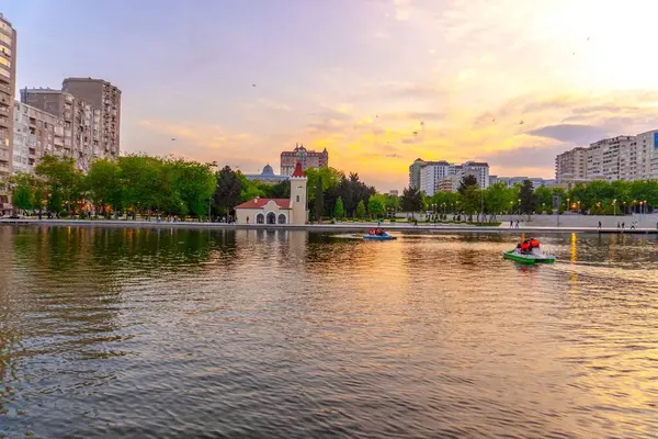 Dada Gorgud parkı, gün batımında. Bakü, Azerbaycan.