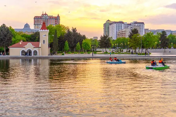 Dada Gorgud parkı, gün batımında. Bakü, Azerbaycan.
