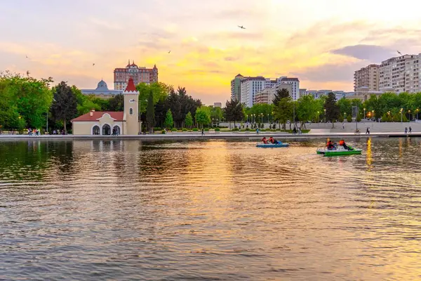 Dada Gorgud parkı, gün batımında. Bakü, Azerbaycan.