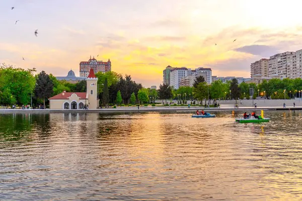 Dada Gorgud parkı, gün batımında. Bakü, Azerbaycan.