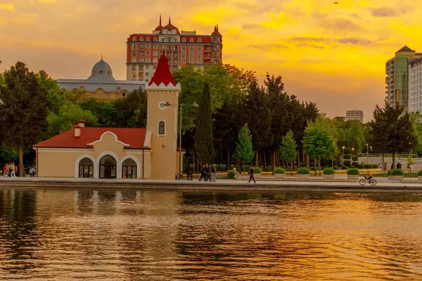 Dada Gorgud parkı, gün batımında. Bakü, Azerbaycan.