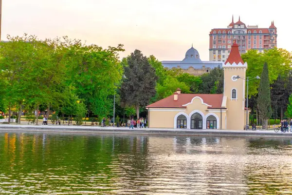 Dada Gorgud parkı, gün batımında. Bakü, Azerbaycan.