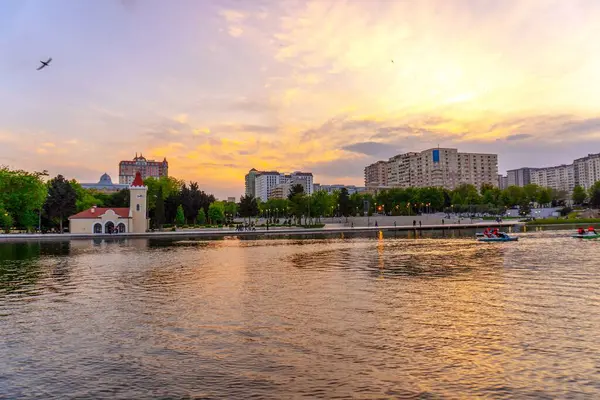 Dada Gorgud parkı, gün batımında. Bakü, Azerbaycan.
