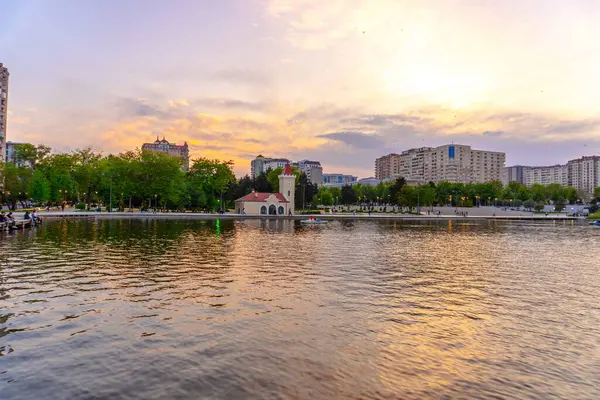 Dada Gorgud parkı, gün batımında. Bakü, Azerbaycan.