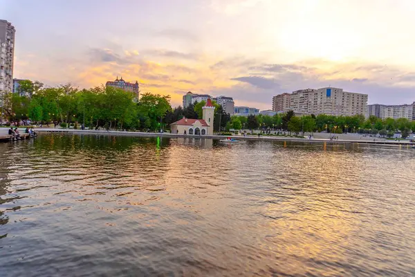 Dada Gorgud parkı, gün batımında. Bakü, Azerbaycan.