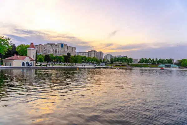Dada Gorgud parkı, gün batımında. Bakü, Azerbaycan.