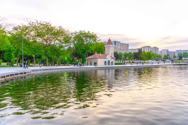 Dada Gorgud parkı, gün batımında. Bakü, Azerbaycan.