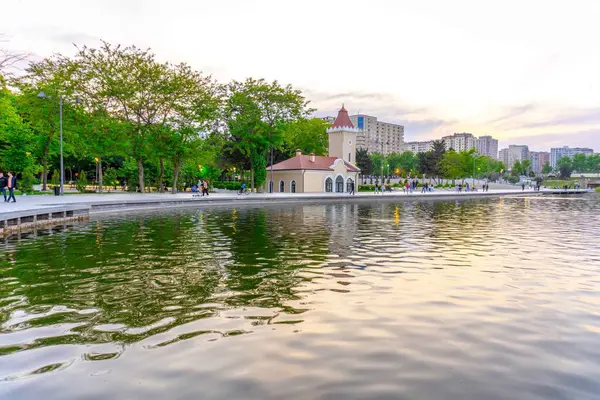 Dada Gorgud parkı, gün batımında. Bakü, Azerbaycan.