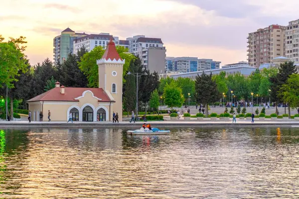 Dada Gorgud parkı, gün batımında. Bakü, Azerbaycan.