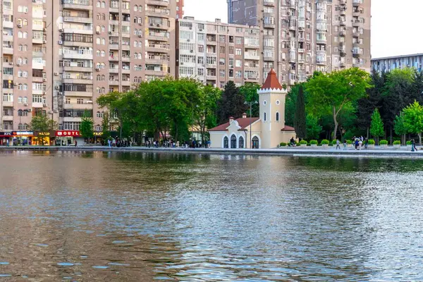 Dada Gorgud parkı, gün batımında. Bakü, Azerbaycan.