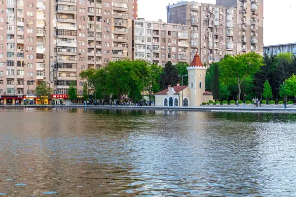 Dada Gorgud parkı, gün batımında. Bakü, Azerbaycan.