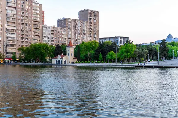 Dada Gorgud parkı, gün batımında. Bakü, Azerbaycan.
