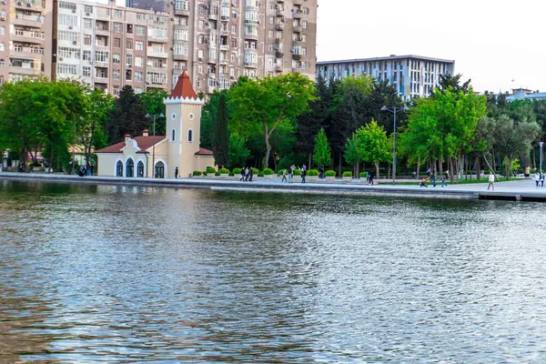 Dada Gorgud parkı, gün batımında. Bakü, Azerbaycan.