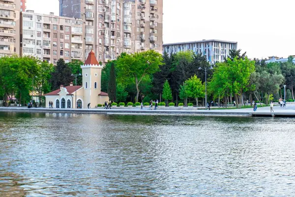 Dada Gorgud parkı, gün batımında. Bakü, Azerbaycan.