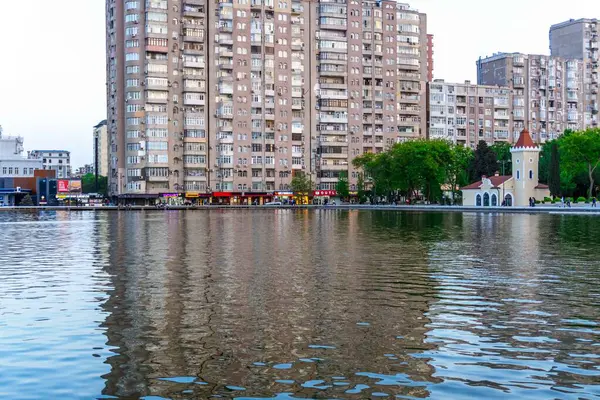 Dada Gorgud parkı, gün batımında. Bakü, Azerbaycan.