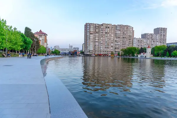 Dada Gorgud parkı, gün batımında. Bakü, Azerbaycan.