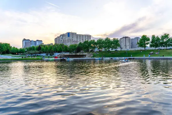 Dada Gorgud parkı, gün batımında. Bakü, Azerbaycan.