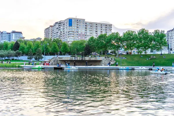 Dada Gorgud parkı, gün batımında. Bakü, Azerbaycan.