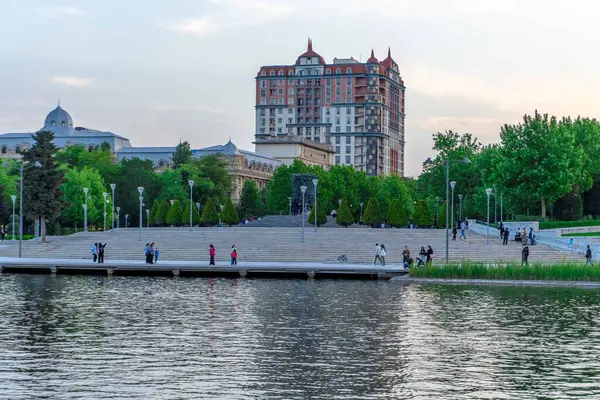 Dada Gorgud parkı, gün batımında. Bakü, Azerbaycan.