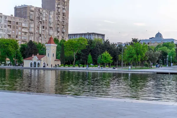 Dada Gorgud parkı, gün batımında. Bakü, Azerbaycan.
