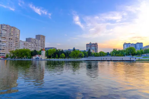 Dada Gorgud parkı, gün batımında. Bakü, Azerbaycan.