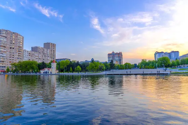 Dada Gorgud parkı, gün batımında. Bakü, Azerbaycan.