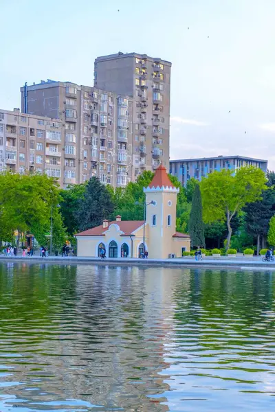 Dada Gorgud parkı, gün batımında. Bakü, Azerbaycan.