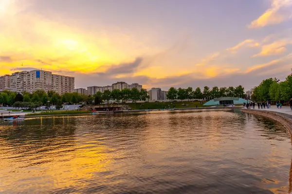 Dada Gorgud parkı, gün batımında. Bakü, Azerbaycan.