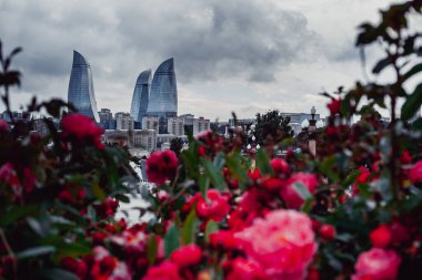 Bakü şehrinde karamsar bir akşam yakalandı..