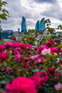 Bakü şehrinde karamsar bir akşam yakalandı..