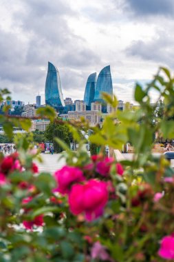 Bakü şehrinde karamsar bir akşam yakalandı..