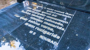 Bakü 'deki Alley of Honor' da fotoğraf çekimi. Azerbaycan 'ın önde gelen insanlarının anısına. Bakü, Azerbaycan. 16.06.2024.