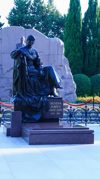 Bakü 'deki Alley of Honor' da fotoğraf çekimi. Azerbaycan 'ın önde gelen insanlarının anısına. Bakü, Azerbaycan. 16.06.2024.