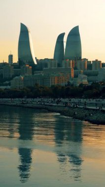 Bakü Bulvarı 'nda gün batımı için etkileyici bir an. Bakü, Azerbaycan. 8 Haziran 2025.